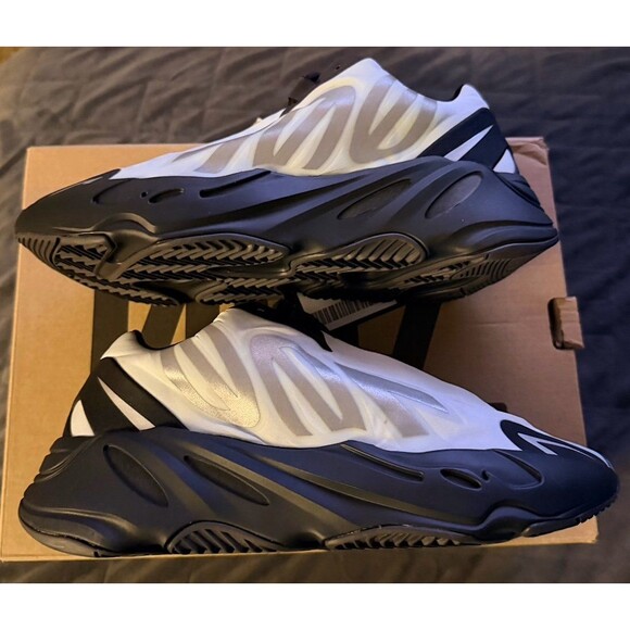 YEEZY MNVM 700 “BLUE TINT SIZE 5M - Picture 3 of 6